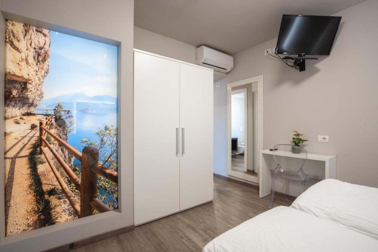 Hotel Rolly ริวาเดลการ์ดา ภายนอก รูปภาพ